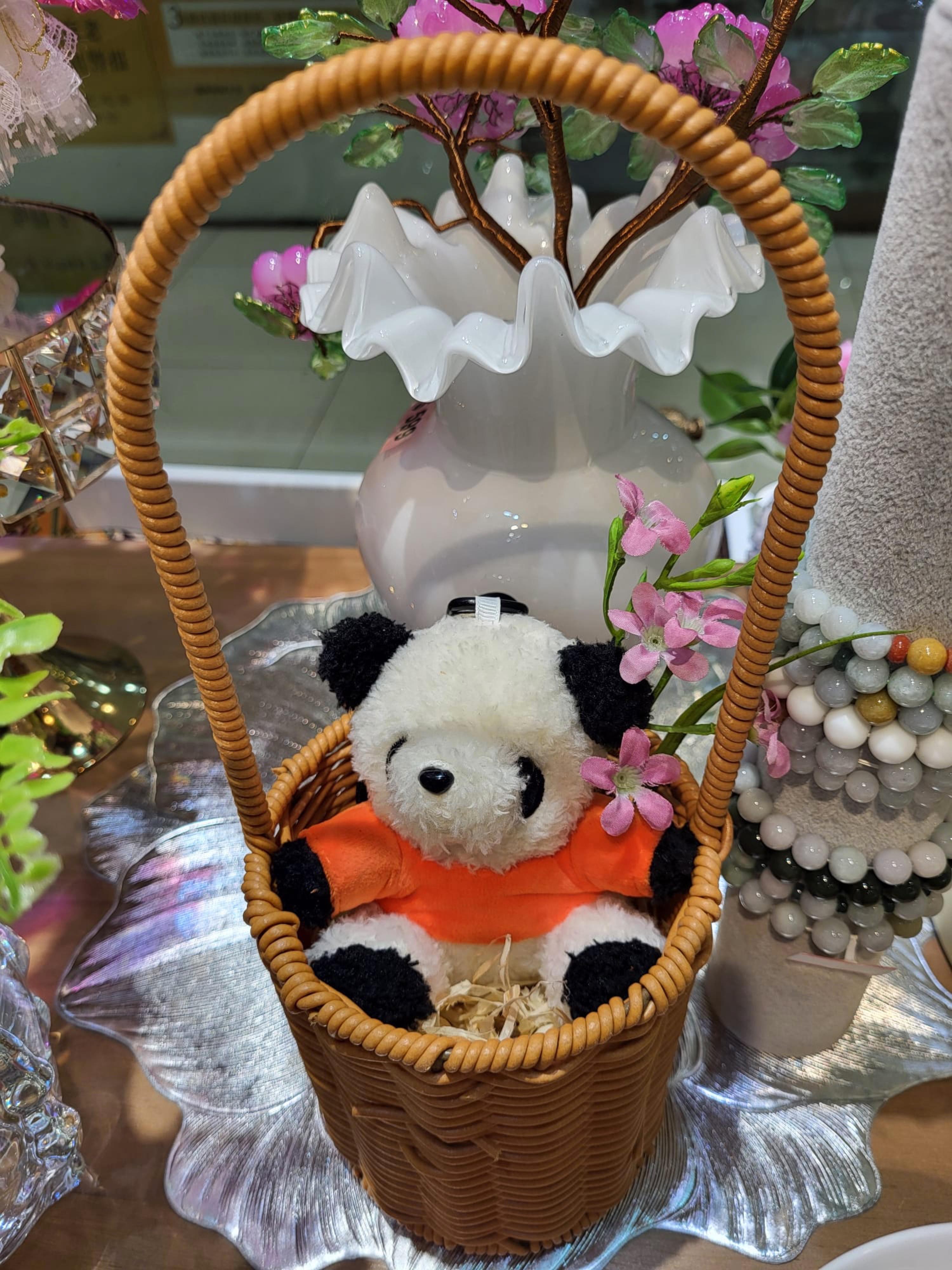 Flower basket with a teddy bear 產品圖
